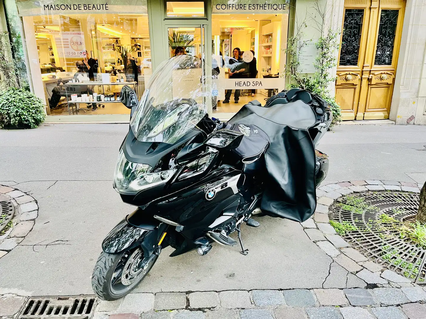 Accueil Taxi moto avec chauffeur à disposition pour déplacements professionnels à La Défense