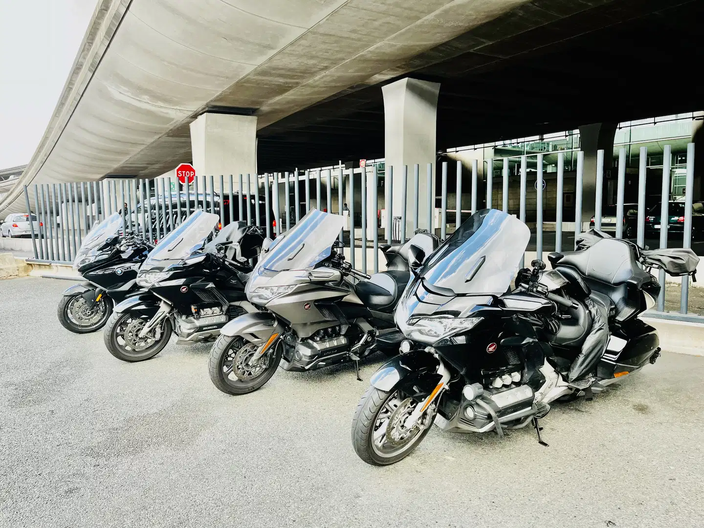 Accueil Passager arrivant à l’aéroport pris en charge par un taxi moto